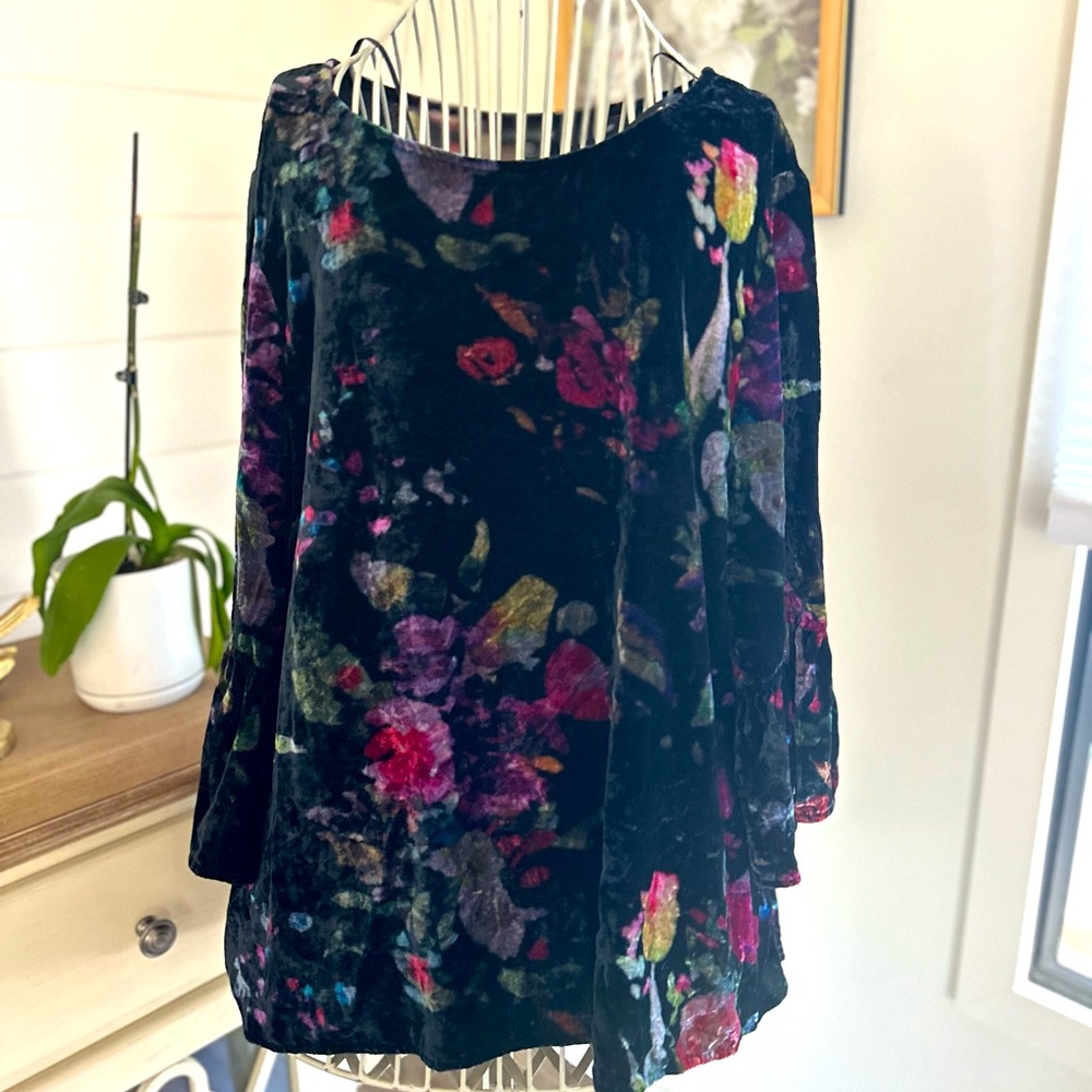 🖤Velvet floral top🖤